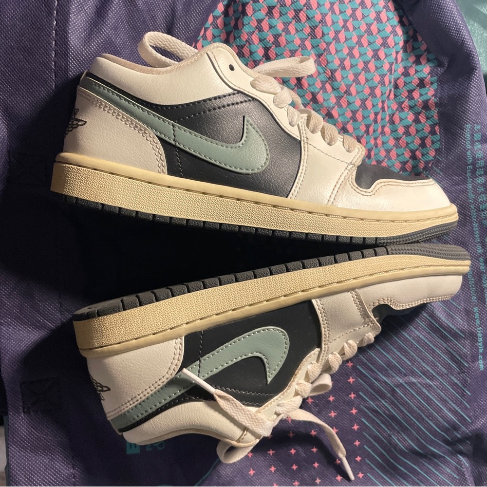 Nike Low-Top Sneakers in Cream, Black & Mint